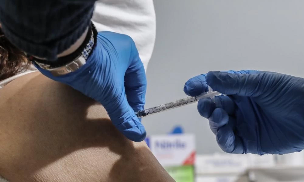 Νέα έρευνα: Το 40% των ερωτηθέντων ρίχνει ''άκυρο'' στα εμβόλια